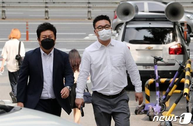 김건희 여사와 통화 녹음을 방송사에 넘겨 고발당한 이명수 서울의소리 기자(오른쪽)와 류재율 변호사가 지난 4일 오전 서울 마포구 서울경찰청 반부패·공공범죄수사대 앞에서 피의자 조사를 위해 출석하고 있다./사진=뉴스1