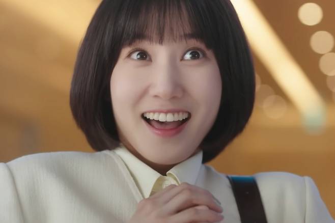 KT·에이스토리 제작 드라마 ‘이상한 변호사 우영우’가 넷플릭스 대작들을 제치고, 글로벌 전체 드라마 1위에 올랐다. 사진은 ‘이상한 변호사 우영우’ 중 한 장면. [ENA 넷플릭스 채널]