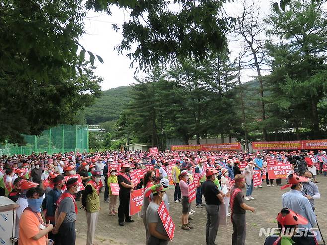 24일 오전 화도읍 가곡리 의 체육공원 앞. 지방도 387 도로 확장공사 올해 착공을 위한 '주민총궐기대회'가 열리고 있다.