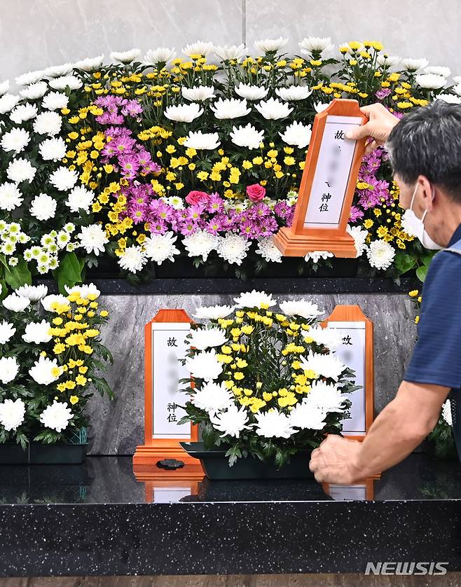 [수원=뉴시스] 김종택기자 = 24일 오후 경기도 수원시 중앙병원 장례식장에 암·난치병 투병과 생활고에 시달리다 다세대주택에서 숨진 채 발견된 세 모녀의 빈소가 마련되고 있다. 2022.08.24. jtk@newsis.com