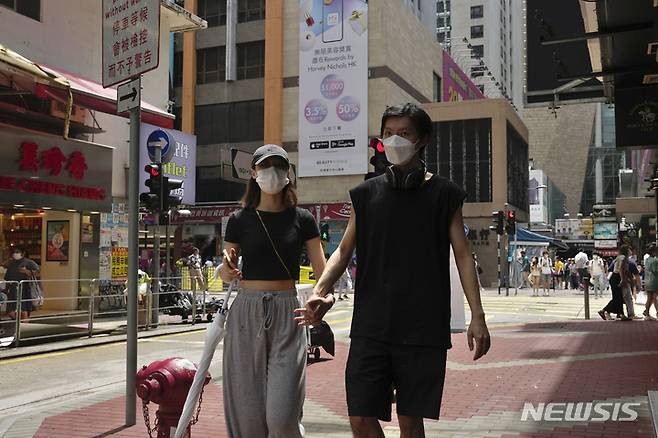 [홍콩=AP/뉴시스] 여전히 코로나19가 기승을 부리는 홍콩에서 8일 마스크를 쓴 시민들이 번화가 몽콕 거리를 걷고 있다. 2022.08.24