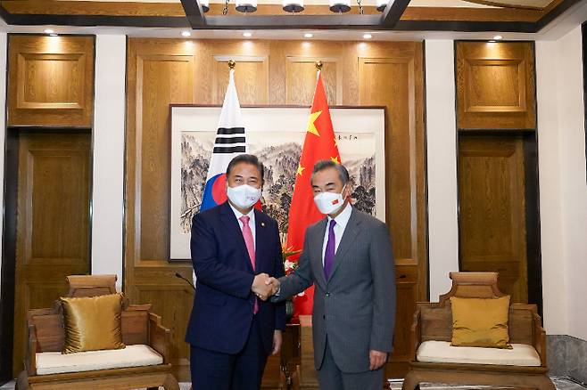 박진 외교부 장관이 지난 9일 중국 칭다오시 지모구 지모고성군란호텔에서 왕이 중국 외교담당 국무위원 겸 외교부장과 회담에 앞서 악수하고 있다. 외교부 제공