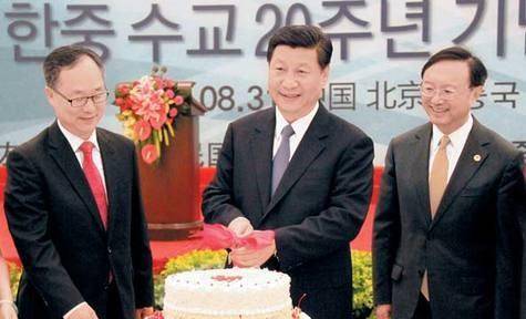 2012년 8월 31일 중국 베이징 인민대회당에서 열린 한중수교 20주년 기념식에서 시진핑(가운데) 당시 중국 국가부주석이 만찬 환영 케이크를 자르고 있다. 이규형(왼쪽) 주중 한국대사와 양제츠 중국 외교부장(장관)이 자리를 함께 했다. 서울신문 DB
