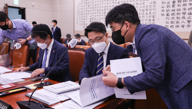 김진욱 고위공직자범죄수사처장이 24일 서울 여의도 국회에서 열린 법제사법위원회 전체회의에서 자료를 살피고 있다. 국회사진기자단