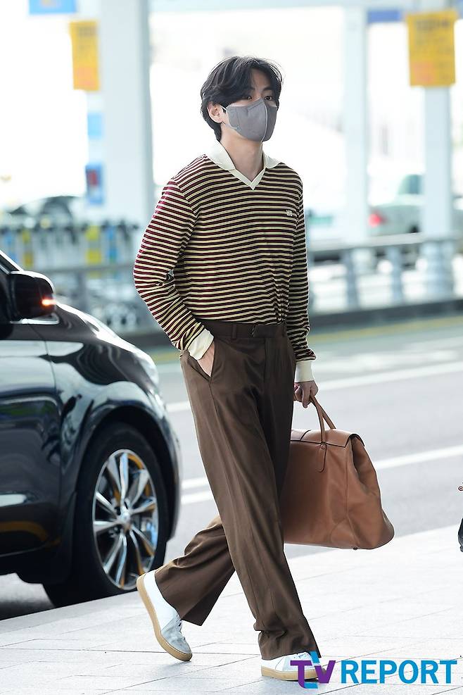 Group BTS (BTS) V left for United States of America New York City via Incheon International Airport on a regular overseas basis on the morning of the 24th.