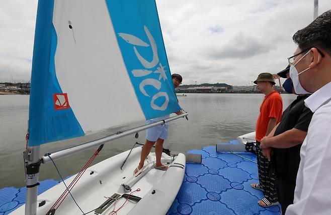 김종민 코치가 레이저 피코의 범장 순서를 보여주고 있다. [사진/진성철 기자]