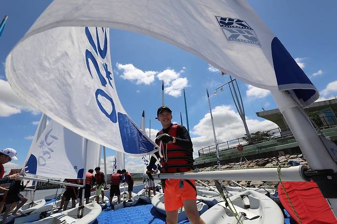 한 교육생이 레이저 피코의 세일을 붐에 연결하며 즐거워하고 있다. [사진/진성철 기자]