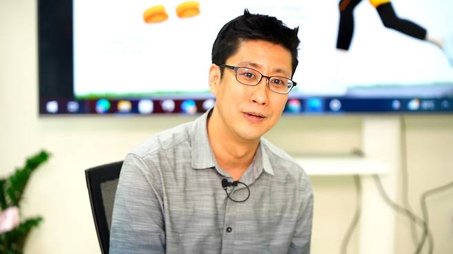 김용재 위로보틱스 공동대표(한국기술교육대 교수)가 8월 2일 경기도 용인시 힉스유타워 내의 연구소 겸 사무실에서 자사가 개발한 웨어러블 로봇에 대해 설명하고 있다.