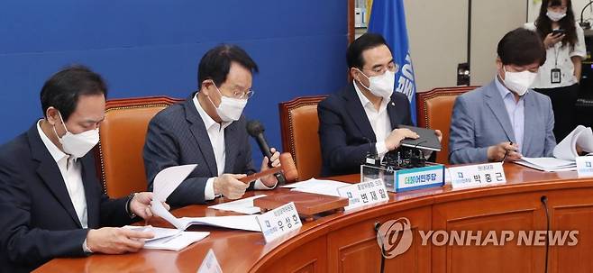 당헌 개정안 상정하는 변재일 중앙위원회 의장 (서울=연합뉴스) 하사헌 기자 = 더불어민주당 변재일 중앙위원회 의장이 24일 오전 국회에서 열린 제6차 중앙위원회에서 '권리당원 전원 투표 우선' 당헌 개정안을 상정하고 있다. 2022.8.24 [국회사진기자단] toadboy@yna.co.kr