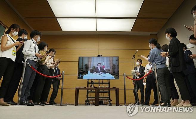 취재진과 화상 문답하는 기시다 일본 총리 (도쿄 로이터=연합뉴스) 기시다 후미오 일본 총리가 도쿄의 총리 관저에서 코로나19 확진 발표 다음 날인 22일 취재진의 질문에 화상으로 답변하는 모습이 스크린에 비치고 있다. 기시다 총리는 여름휴가 복귀를 앞둔 21일 코로나19 양성 판정을 받았다고 일본 정부가 발표했다. 2022.08.23 jsmoon@yna.co.kr