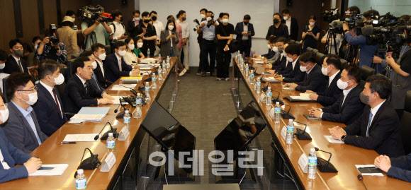 이창양(왼쪽 가운데) 산업통상자원부 장관이 25일 오전 서울 중구 대한상공회의소에서 열린 미국 반도체ㆍ전기차 지원법 대비 업계 간담회에서 발언하고 있다. (사진=방인권 기자)