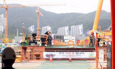 지난달 25일 경남 거제시 아주동 대우조선해양 옥포조선소에서 작업자가 진수 작업 현장을 통제하고 있다. 사진=연합뉴스.