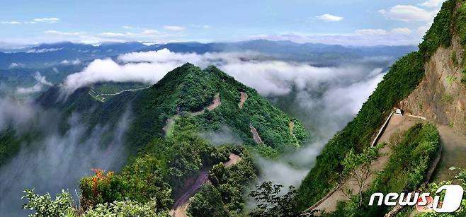 (평양 노동신문=뉴스1) = 북한 노동당 기관지 노동신문은 25일 '선군절' 62주년을 맞아 김정일 국방위원장이 현지지도한 철령과 오성산 등을 조명하며 선군혁명의 업적을 부각했다. 철령과 오성산은 한국전쟁 당시 격전지인 전방지역이다. [국내에서만 사용가능. 재배포 금지. DB 금지. For Use Only in the Republic of Korea. Redistribution Prohibited] rodongphoto@news1.kr