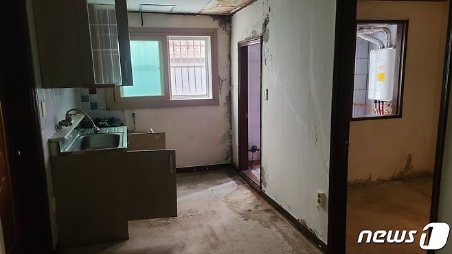 병환과 생활고를 견디다 못해 생을 마감한 수원 세 모녀가 거주했던 다세대주택 내부가 청소돼 있다. ⓒ News1 최대호 기자