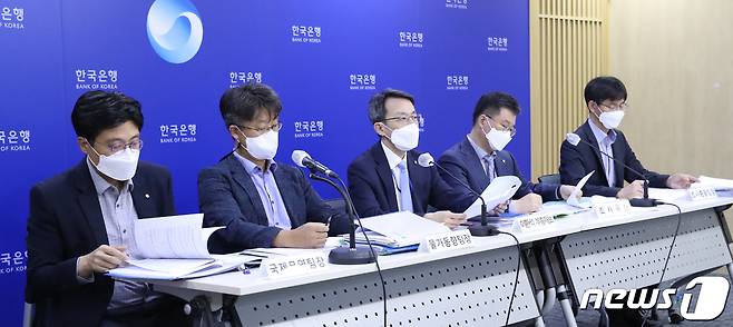 25일 오후 서울 중구 한국은행에서 경제 전망 설명회가 열리고 있다. 왼쪽부터 김민식 국제무역팀장, 이정익 물가동향팀장, 이환석 부총재보, 김웅 조사국장, 최창호 조사총괄팀장. (한국은행 제공) 2022.8.25/뉴스1