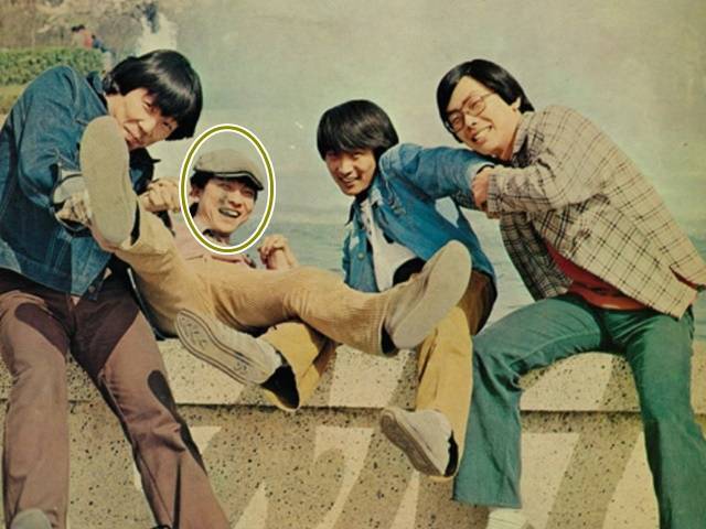 김수철(왼쪽에서 두번째 원안)은 1979년 전국대학 가요경연대회에 나가 자작곡 '일곱색깔무지개'로 센세인션을 불러 모으며 하루아침에 스타덤에 오른다. 사진은 그룹 작은거인 시절 동료들과. /김수철 제공