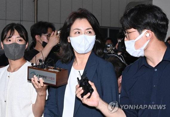 김혜경 '법카 의혹' 조사 마치고 출석 5시간 만에 귀가 (수원=연합뉴스) 홍기원 기자 = 더불어민주당 이재명 의원 배우자 김혜경 씨가 23일 오후 경기도 수원시 경기남부경찰청에서 '법인카드 유용 의혹' 관련 조사를 마친 후 나오고 있다. 2022.8.23 [공동취재] (끝)