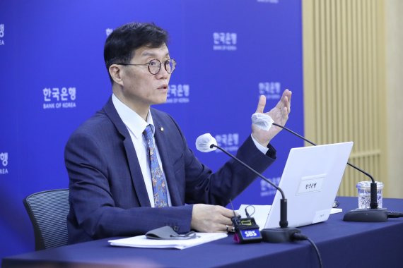 이창용 한국은행 총재가 25일 오전 서울 중구 한국은행에서 열린 통화정책방향 기자간담회에서 발언하고 있다. 한국은행 제공