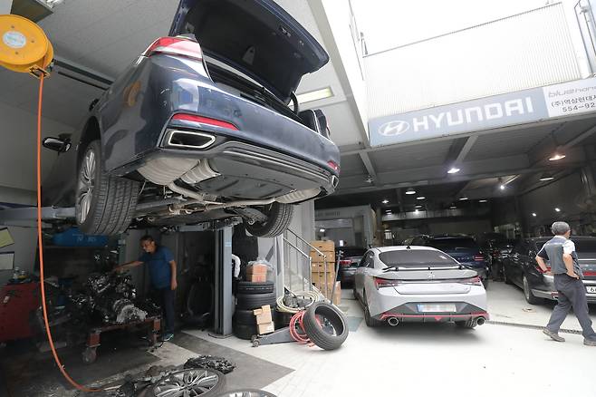 정비소에서 침수차를 수리하고 있다. 뉴스1