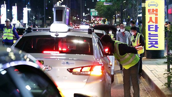 지난 5월 12일 밤 서울 서초구 강남역 인근에서 승차지원단이 택시 임시승차대를 설치하고 시민들의 택시 탑승을 돕고 있다. 뉴스1