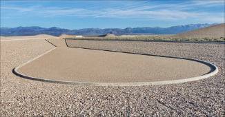 ‘도시’ 속 바닥에 설치된 조형물.