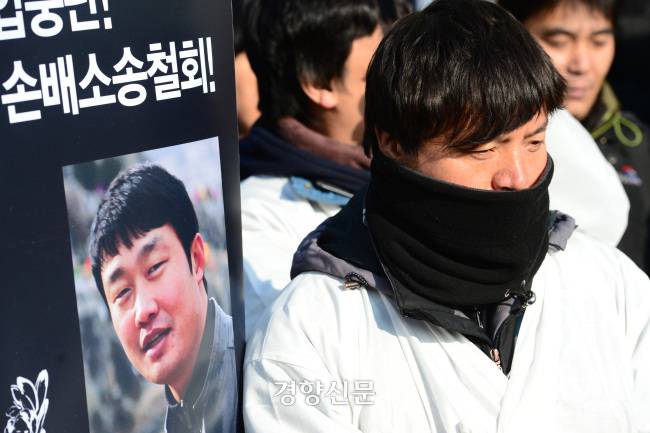 2013년 1월8일 한진중공업 노조원들이 서울 삼청동 대통령직 인수위원회 사무실 앞에서 노조 탄압 중단과 손배 소송 철회를 요구하는 기자회견을 하고 있다. 한진중공업 노동자이던 최강서씨는 “민주노조 사수하라, 손해배상 철회하라. 태어나 듣지도 보지도 못한 돈 158억 (…) 돈이 전부인 세상에 없어서 더 힘들다”라는 말을 유서에 남기고 숨졌다. 김영민 기자