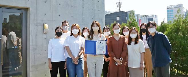 애경산업은 플라스틱 용기의 경량화, 리필 활성화 등 친환경 경영으로 지난해 9월 환경부로부터 자원순환 유공 환경부 장관 표창을 수상했다.