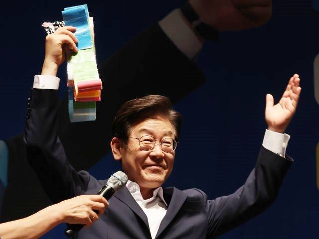더불어민주당 이재명 당 대표 후보가 24일 오후 경기도 수원시 장안구민회관에서 열린 '경기도 당원 만남의 날'에서 참석자들에게 인사하고 있다. 연합뉴스