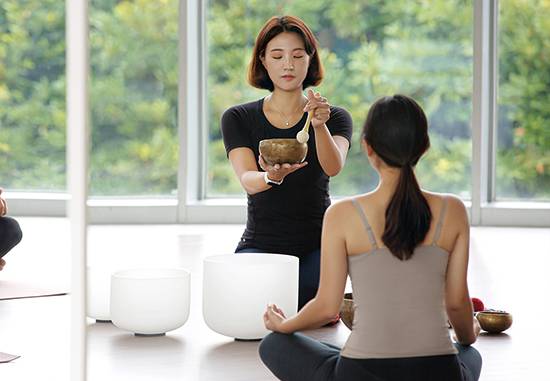 그랜드 조선 제주에서는 싱잉볼 요가, 케틀벨 컨디셔닝 등 다양한 웰니스 프로그램을 즐길 수 있다. (조선호텔앤리조트 홈페이지 갈무리)