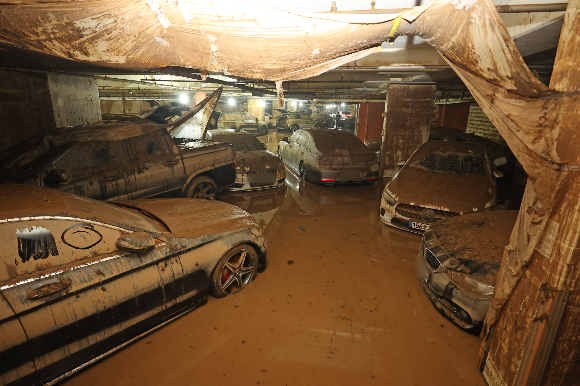 17일 지난 폭우로 경기 성남시 분당구의 한 오피스텔 지하 주차장이 침수돼 차들이 진흙으로 덮여 있다./사진=뉴스1