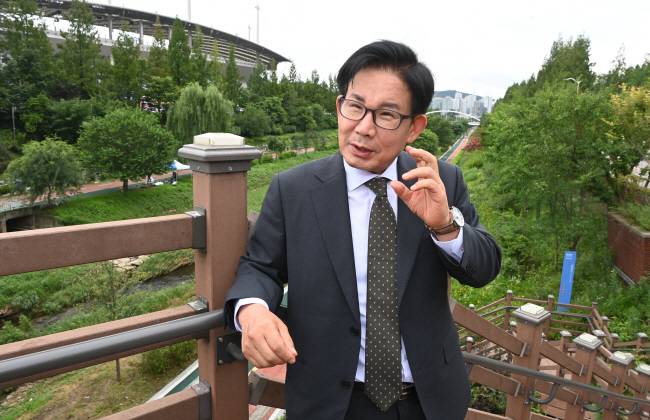 박강수 마포구청장이 24일 서울 마포구 성산동 서울월드컵경기장 인근 불광천 변에서 향후 4년 동안 추진할 구정 운영 계획에 대해 설명하고 있다.  김동훈 기자