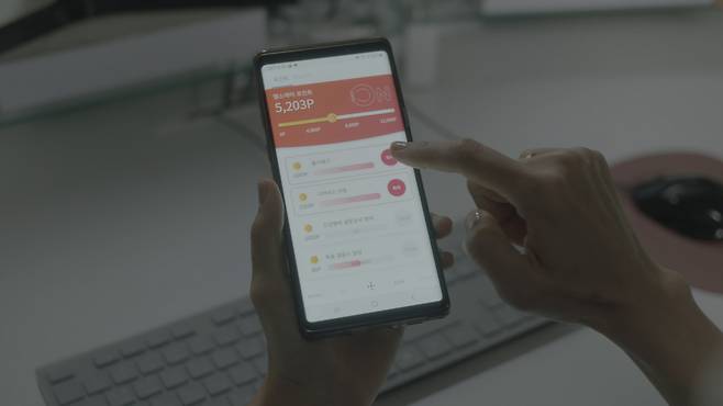 손목닥터 9988을 스마트폰과 연결해 사용하는 모습. [서울시 제공]