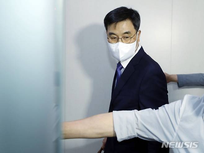 [서울=뉴시스] 최동준 기자 = 사건 초동수사 부실 의혹을 받고 있는 전익수 공군본부 법무실장이 지난 24일 서울 서대문구 고 이예람 중사 사망 사건을 수사 중인 특검에 출석하고 있다. 2022.08.24. photocdj@newsis.com