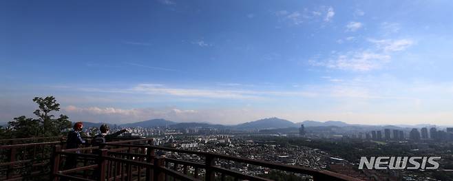 [서울=뉴시스] 추상철 기자 = 더위가 물러간다는 절기상 처서인 지난 23일 오후 서울 용산구 남산에서 시민들이 파란하늘을 바라보고 있다. 2022.08.23. scchoo@newsis.com