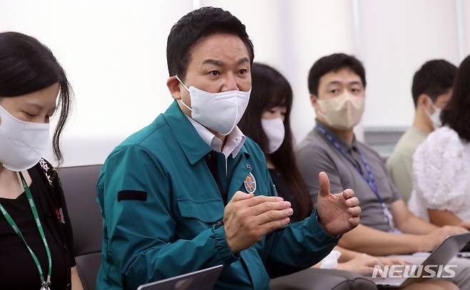 [세종=뉴시스] 강종민 기자 = 원희룡 국토교통부 장관이 23일 오전 세종시 정부세종청사에서 출입기자 간담회를 갖고 있다. 2022.08.23. ppkjm@newsis.com