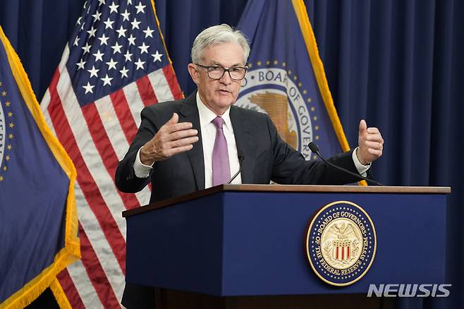 [워싱턴=AP/뉴시스] 제롬 파월 미국 연방준비제도이사회(연준) 의장이 27일(현지시간) 워싱턴 연준 청사에서 기자회견하고 있다. 파월 의장은 2개월 연속 자이언트 스텝(0.75% 금리인상) 결정과 관련해 "치솟는 물가를 위한 잡기 위해서"라고 말했다. 연준은 앞서 열린 연방공개시장위원회(FOMC) 정례회의에서 기준금리를 0.75% 인상하기로 했다. 2022.07.28.