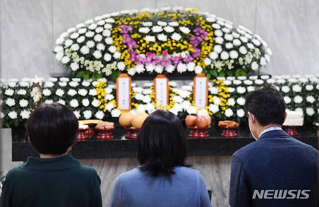 [수원=뉴시스] 김종택기자 = 24일 오후 암·난치병 투병과 생활고에 시달리다 세상을 떠난 '수원 세 모녀'의 빈소가 마련된 경기도 수원시 중앙병원 장례식장에서 시민들이 조문하고 있다. 2022.08.24. jtk@newsis.com