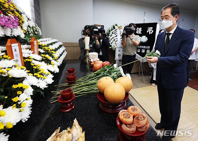 [수원=뉴시스] 김종택기자 = 한덕수 국무총리가 25일 경기도 수원시 중앙병원 장례식장에 마련된 '수원 세 모녀' 빈소를 찾아 조문하고 있다. 2022.08.25. jtk@newsis.com