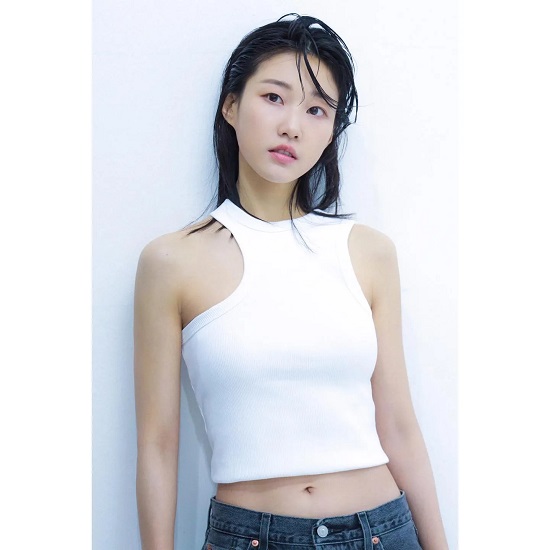 On the afternoon of the 25th, Yoon-kyeong Ha posted two photos of himself without any writing on his instagram.In the open photo, Yoon-kyeong Ha attracted attention with its wet hair and white sleeveless atmosphere.Yoon-kyeong Ha boasts a doll-like beauty, and his abs are also revealed with crop tea, which has impressed fans.Actor Kang Ki-young, who saw a picture of Yoon-kyeong Ha, gave a decisive comment saying Girls and stimulated fans laughter.Fans were also enthusiastic with responses such as It is so beautiful, This is the sunshine of spring day, My sister is so beautiful but open, All the atmosphere is beautiful Actors best!On the other hand, Actor Yoon-kyeong Ha appeared in the end ENA drama Weird Lawyer Woo Young Woo as Choi Soo-yeon, and Kang Ki-young also appeared as Chung Myung Suk and got the nickname Sub Dad.Photo = Yoon-kyeong Ha Instagram