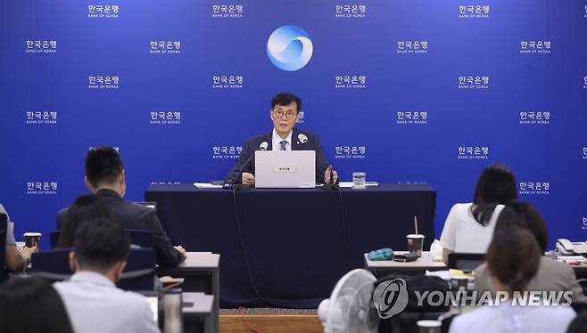 기준금리 인상 설명하는 이창용 한국은행 총재 (서울=연합뉴스) 이창용 한국은행 총재가 25일 오전 서울 중구 한국은행에서 열린 기자간담회에 참석해 기준금리 인상 등을 설명하고 있다. 
    한은 금융통화위원회는 이날 기준금리를 연 2.25%에서 2.5%로 0.25%포인트 인상했다. 2022.8.25 [사진공동취재단] photo@yna.co.kr