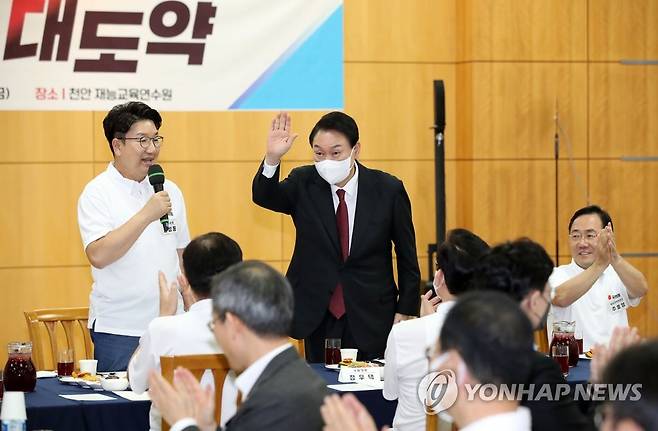 국민의힘 연찬회 참석한 윤석열 대통령 (천안=연합뉴스) 서명곤 기자 = 윤석열 대통령이 25일 충남 천안시 재능교육연수원에서 열린 '국민의힘 2022 국회의원 연찬회'에 참석하고 있다. 2022.8.25 seephoto@yna.co.kr