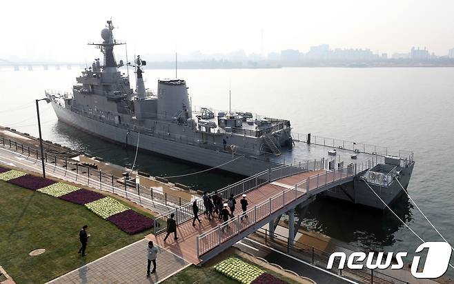 22일 오전 서울 마포구 망원한강공원에 마련된 '서울함공원'이 개장을 앞두고 있다. 서울함공원은 서울시가 해군본부로부터 1900톤급 호위함 서울함과 150톤급 고속정, 178톤급 잠수정 등 퇴역함 3척을 무상대여받아 조성했으며 이날 오후 정식 개장한다. 2017.11.22/뉴스1 ⓒ News1 구윤성 기자
