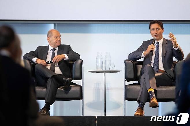 23일(현지시간) 올라프 숄츠 독일 총리(왼쪽)가 캐나다 토론토에서 저스틴 트뤼도 캐나다 총리와 만나 회담하고 있다. ⓒ AFP=뉴스1 ⓒ News1 강민경 기자