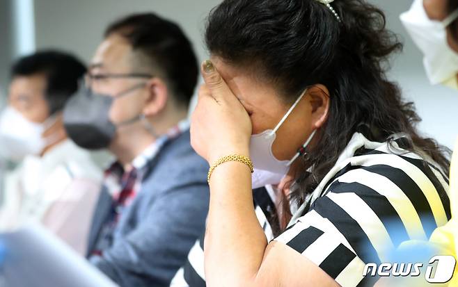 8월24일 오전 서울 중구 진실·화해를위한과거사정리위원회에서 열린 형제복지원 인권침해 사건 진실규명 관련 기자회견에서 피해자 박순이 씨가 눈물을 흘리고 있다. 이날 위원회에 따르면 형제복지원 사건의 사망자는 알려진 것보다 105명이 많은 657명으로 확인됐다.  2022.8.24/뉴스1 ⓒ News1 구윤성 기자