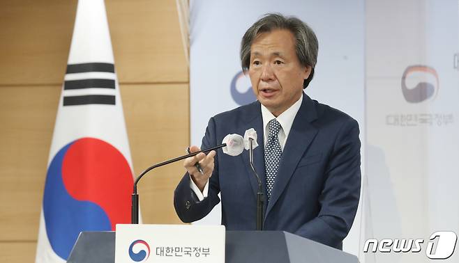 정기석 중앙재난안전대책본부 코로나19 특별대응단장이 26일 서울 종로구 세종대로 정부서울청사에서 열린 코로나19 중앙재난안전대책본부 정례브리핑에서 추석연휴대책 등에 대해 설명하고 있다. 2022.8.26/뉴스1 ⓒ News1 김명섭 기자