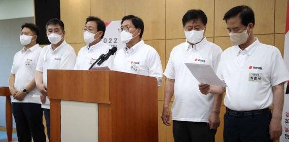 송석준 의원 등 국민의힘 의원들이 26일 충남 천안시 동남구 수신면 재능교육연수원에서 열린 2022 국민의힘 국회의원 연찬회 2일차에 기자실에서 성명을 발표, 더불어민주당의 하이트진로 파업현장 노사 간 갈등조장 중단을 촉구하고 있다. 왼쪽부터 노용호, 최승재, 김선교, 송석준, 박대수, 최춘식 의원. 2022.08.26.뉴시스.