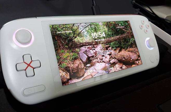 오른쪽 위의 전원 스위치를 누르면 윈도우 11 로그인 화면이 나온다