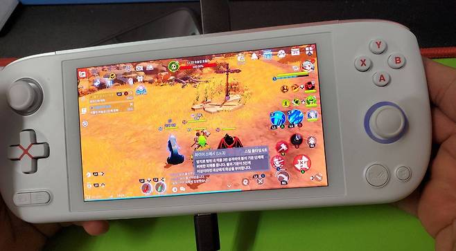 컴투스의 최신작 '서머너즈 워 크로니클' 잘 돌아간다