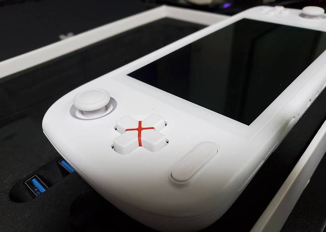 휴대용 PC 게임기라면 기억해야할 게임기 '아야네오 에어'