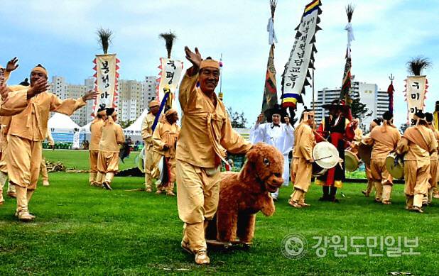 ▲ 직장인 70여명으로 구성돼 강원 예선에서 최우수상을 수상한 동해 북평원님답교놀이가 27일 전국대회 출전을 위한 발대식을 갖고 본격적인 연습에 돌입한다(사진은 2019년 9월 양양종합운동장에서 열린 강원민속예술축제에 참가해 공연하는 모습)